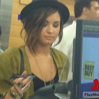 Demi Lovato buys her new cd at midnight | Picture 83099